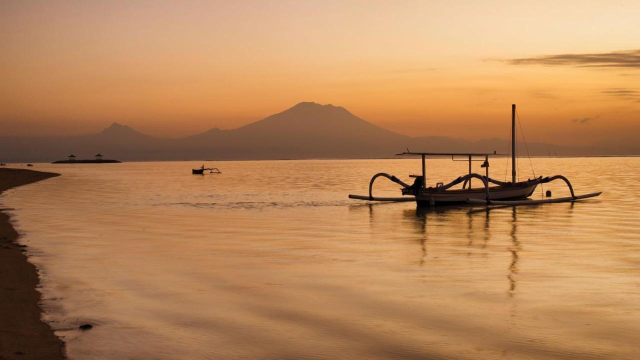Maya Sanur Resort & Spa Exteriér fotografie Sunset over Mount Agung