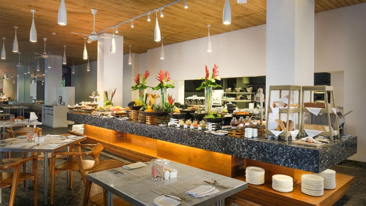 Maya Sanur Resort & Spa Exteriér fotografie The buffet at the restaurant