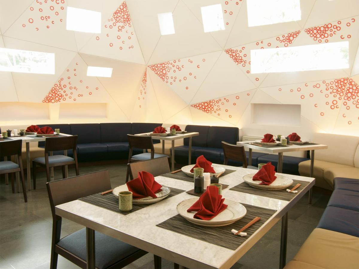 Maya Sanur Resort & Spa Exteriér fotografie Interior of a restaurant