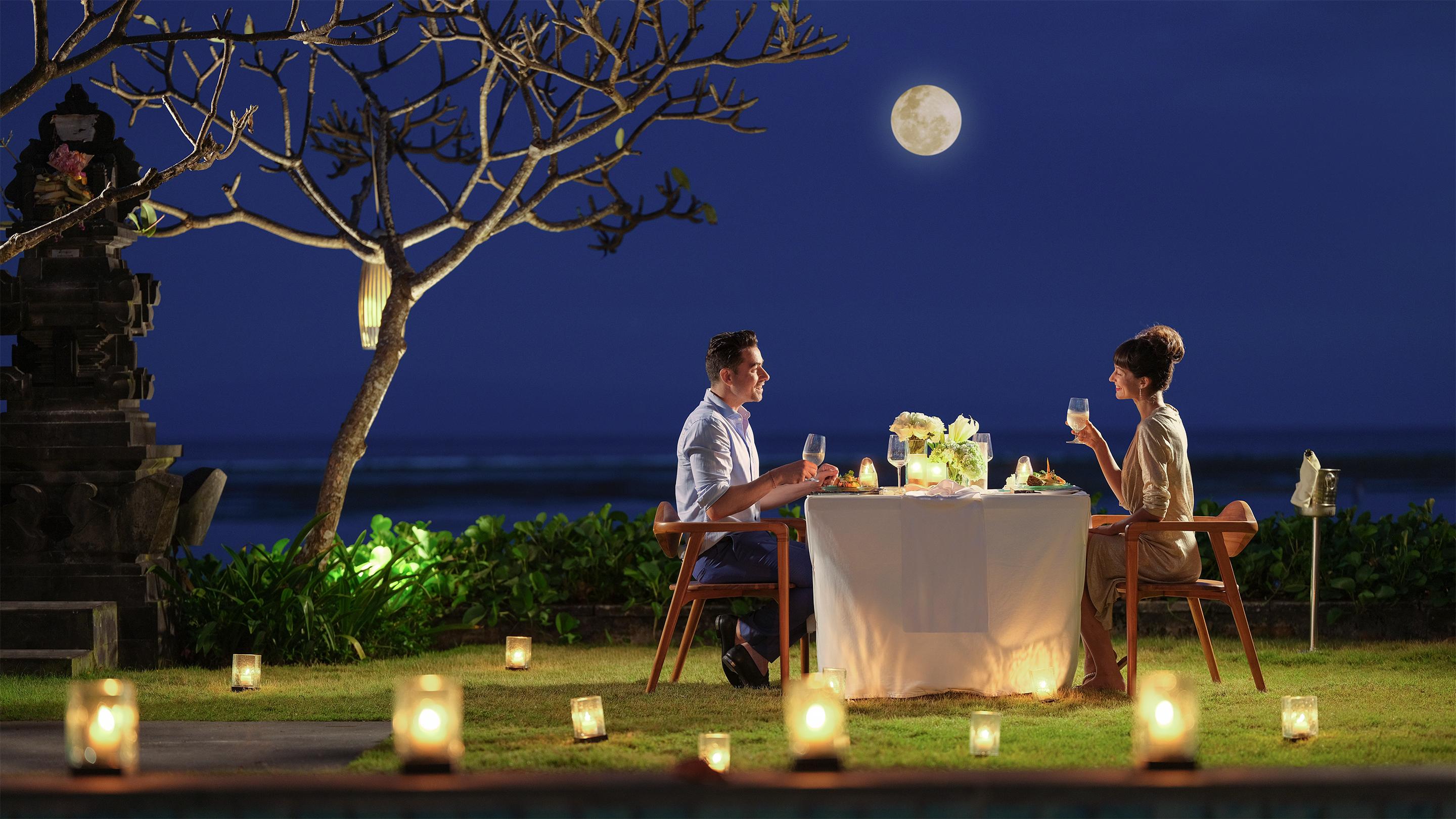 Maya Sanur Resort & Spa Exteriér fotografie A couple dining at a resort